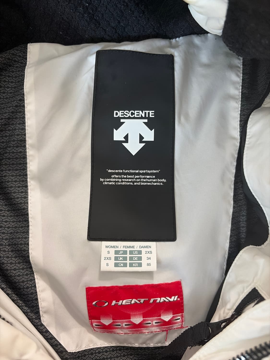 데상트 여성 퍼 후드 패딩 상품이미지3