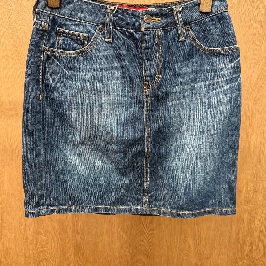 디키즈 데님 미디 스커트 백 포켓 레드 로고 탭 디테일 H라인 진청 상품이미지5