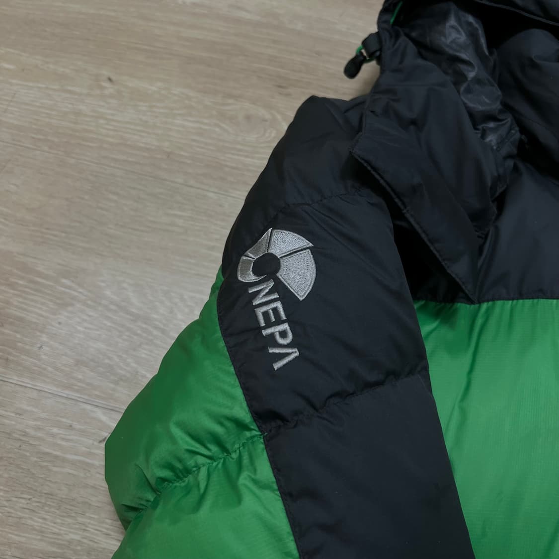 네파 덕다운 로고 투톤 후드 푸퍼패딩 점퍼 [그린/차콜] S/90 상품이미지5