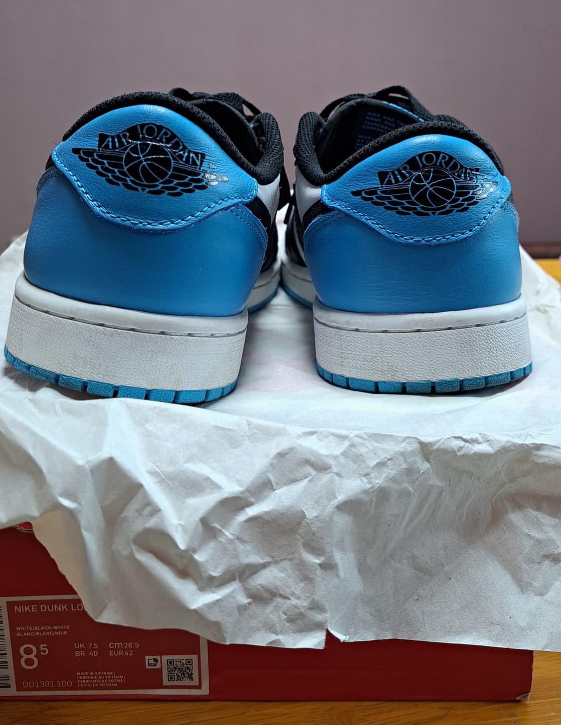 조던 1 레트로 로우 OG 블랙 앤 다크 파우더 블루 상품이미지6