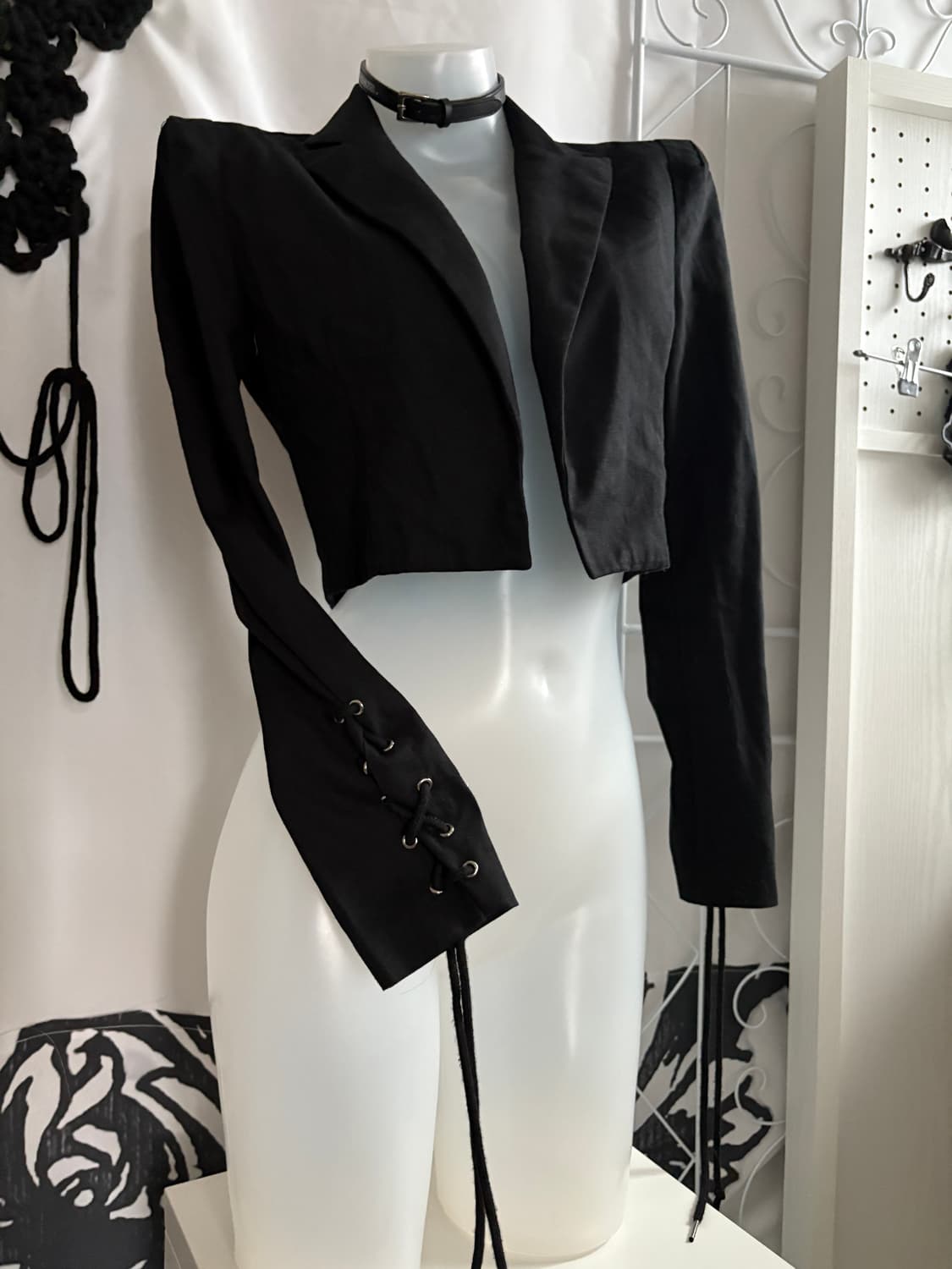 • Black eyelet cropped blazer 상품이미지2