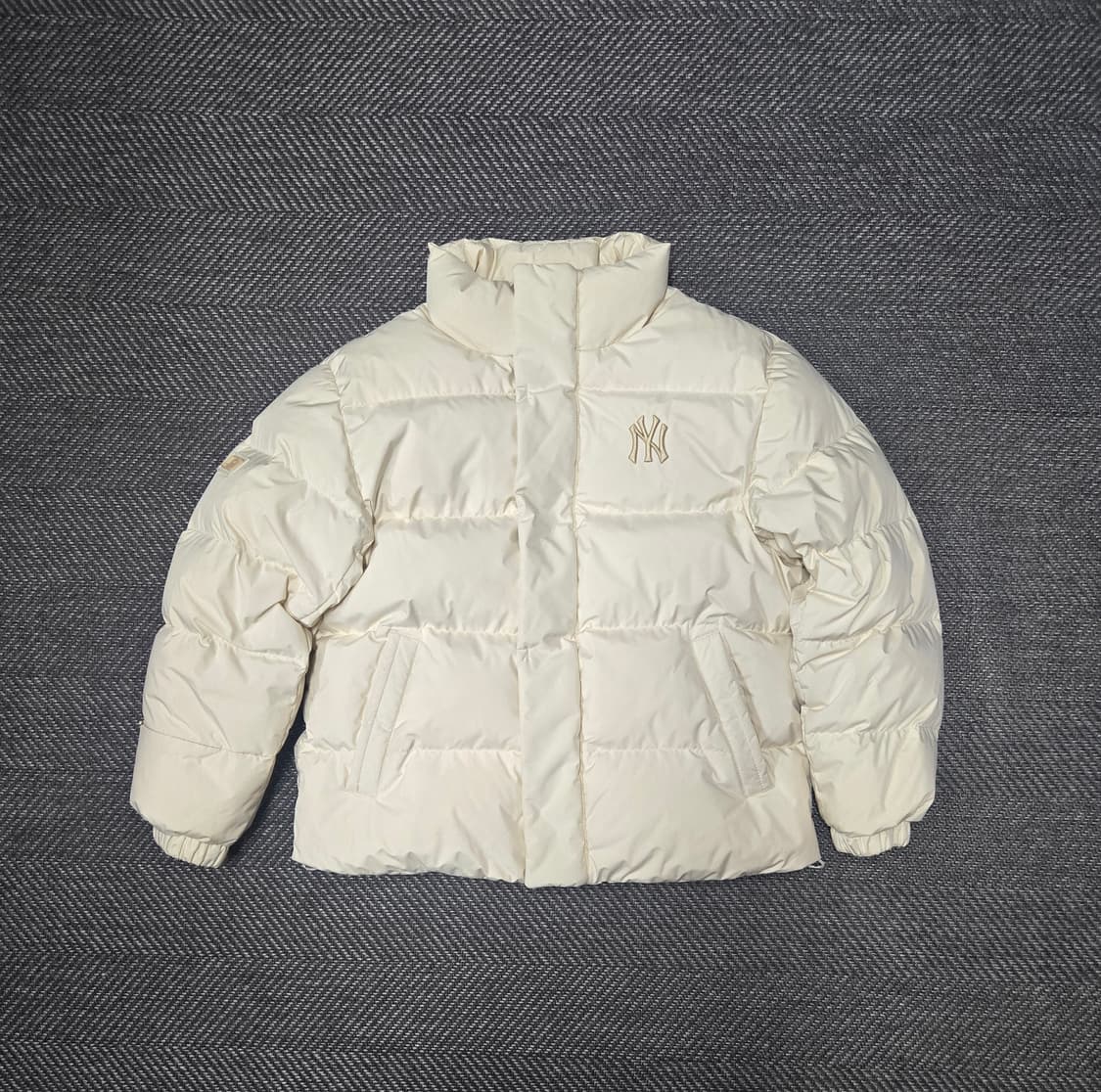 엠엘비 MLB 메가로고 푸퍼 숏패딩 크림 상품이미지1