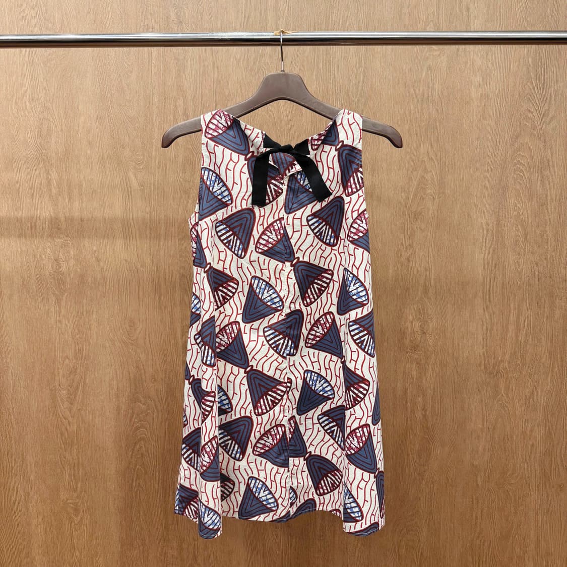 막스앤코 슬리브리스 미디 원피스 기하학 패턴 리본 디테일 멀티컬러 상품이미지3