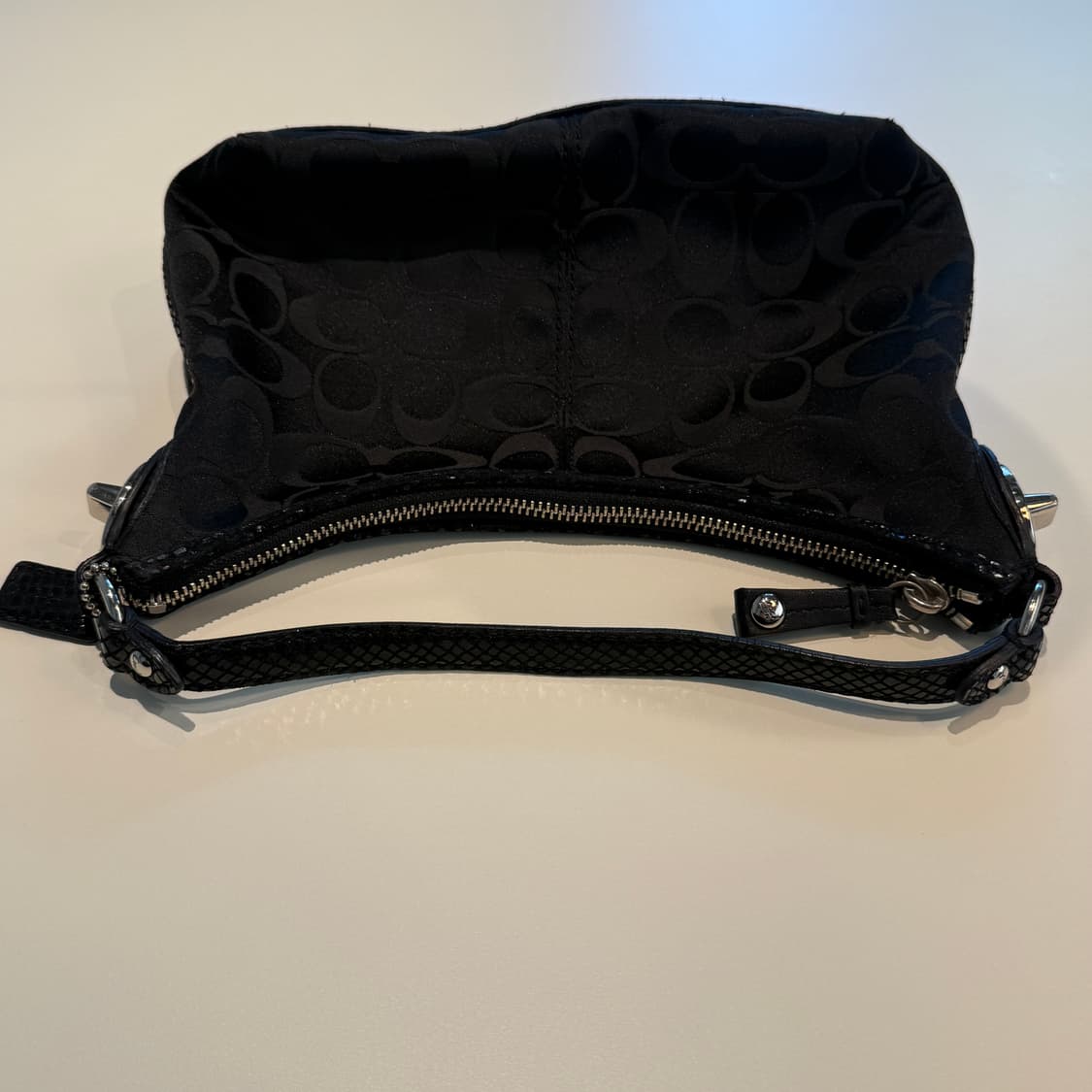 코치 블랙 시그니처 패턴 숄더백 상품이미지4