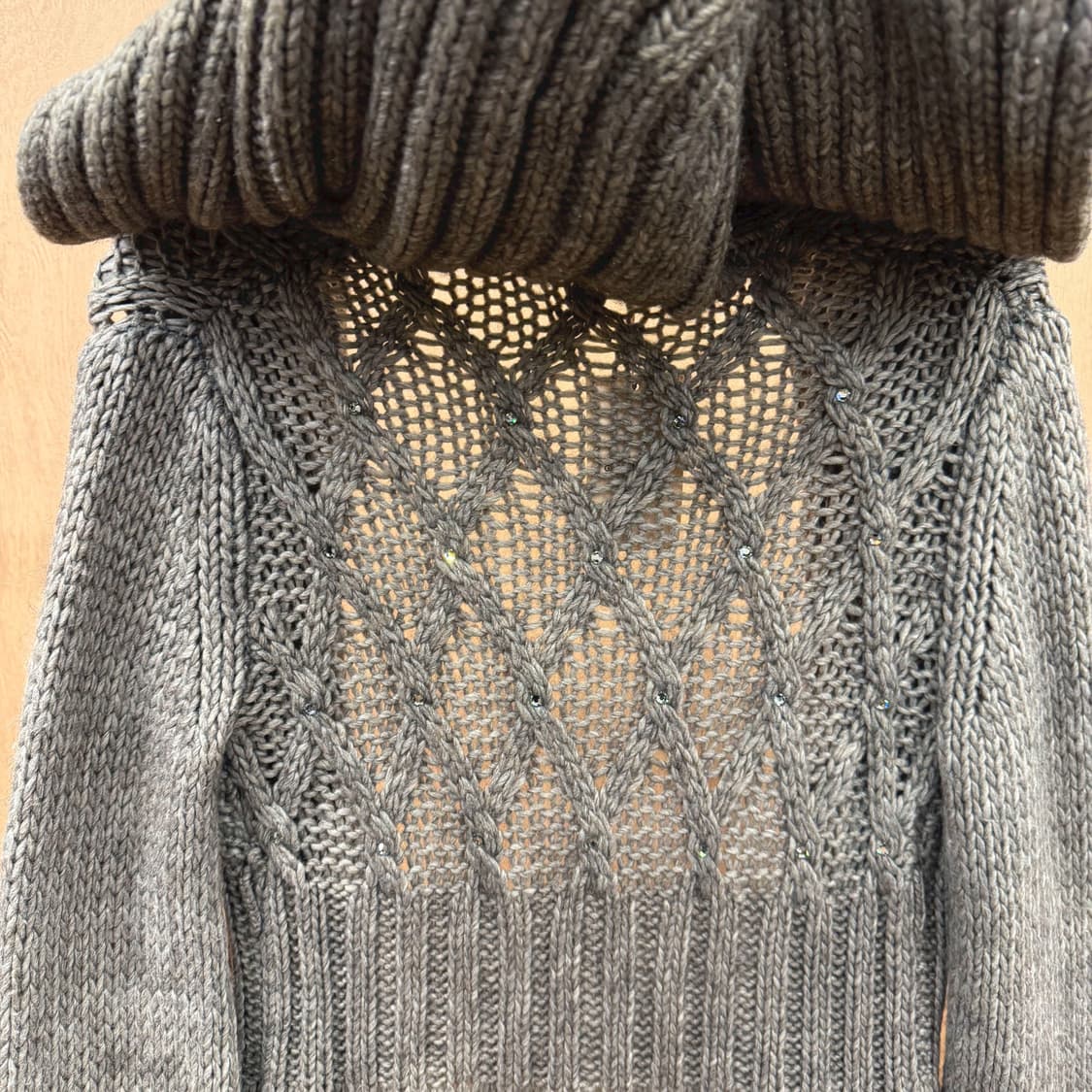 막스앤코 케이블 니트 오픈 롱 가디건 와이드 카울 후드 큐빅 장식 그레이 상품이미지7