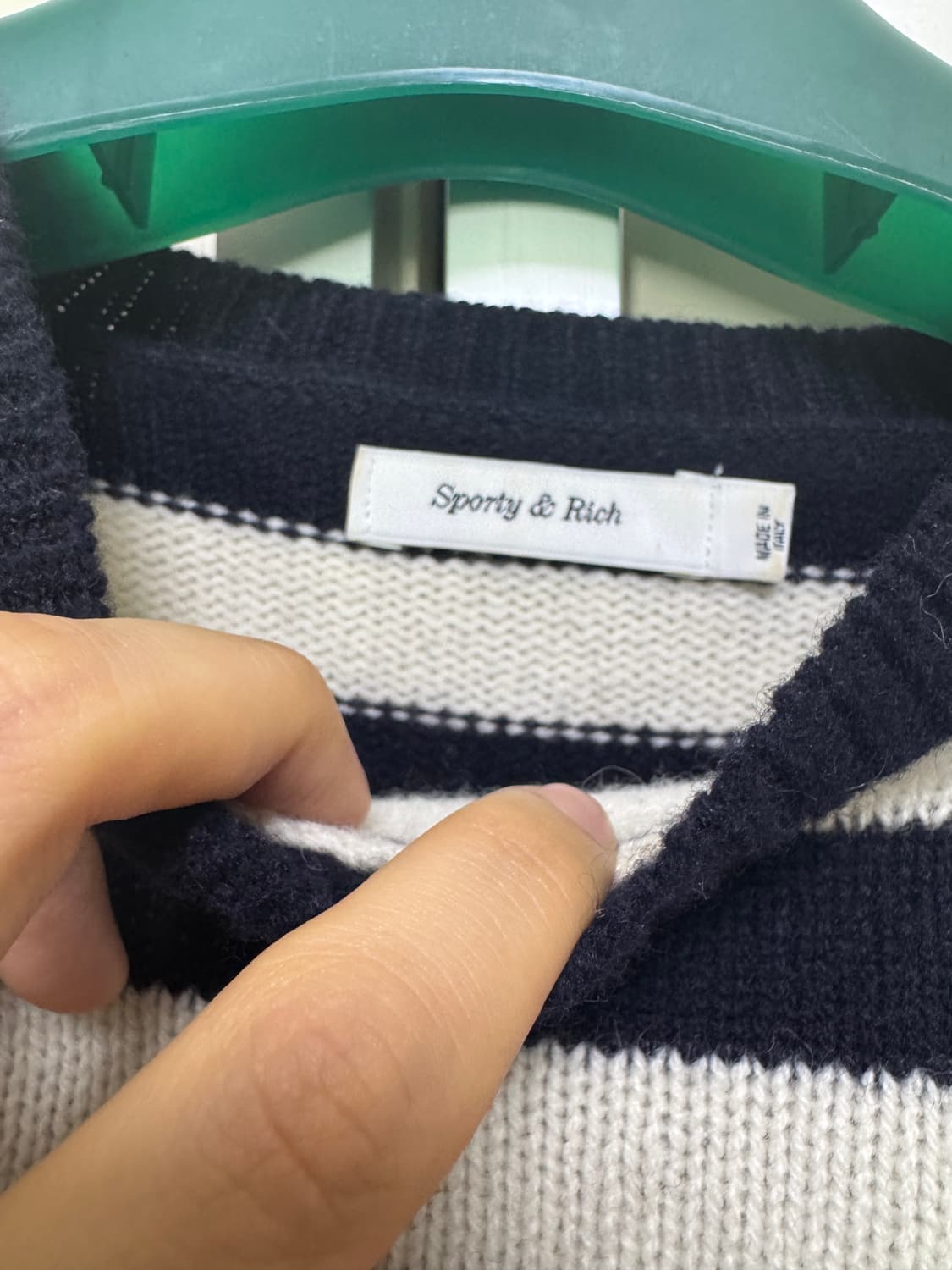 스포티앤리치 블랙앤화이트 스트라이프 크루넥 스웨터 상품이미지4