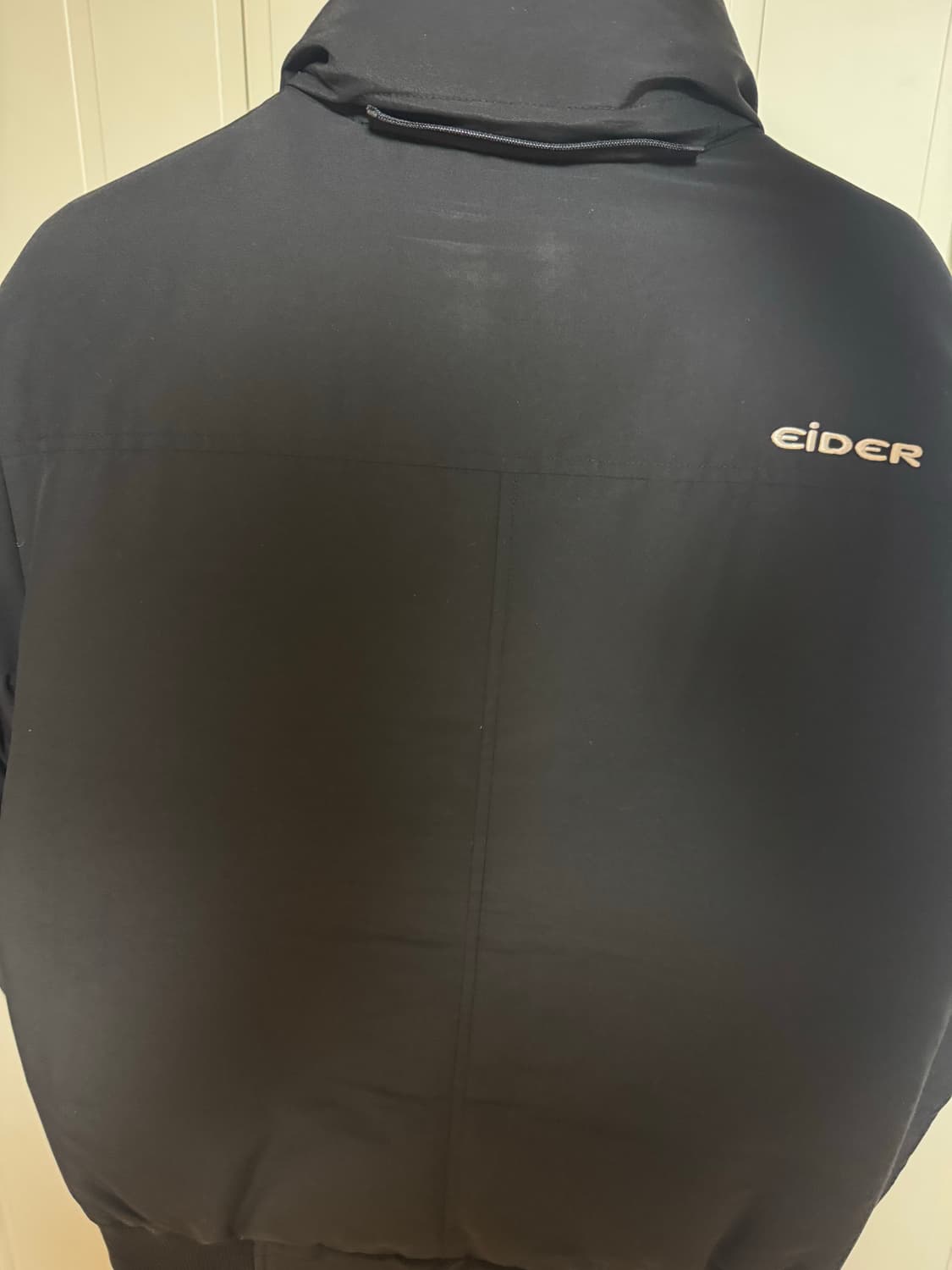 아이더 검정색패딩이고 갈색퍼 모자 따로 있습니다  상품이미지2