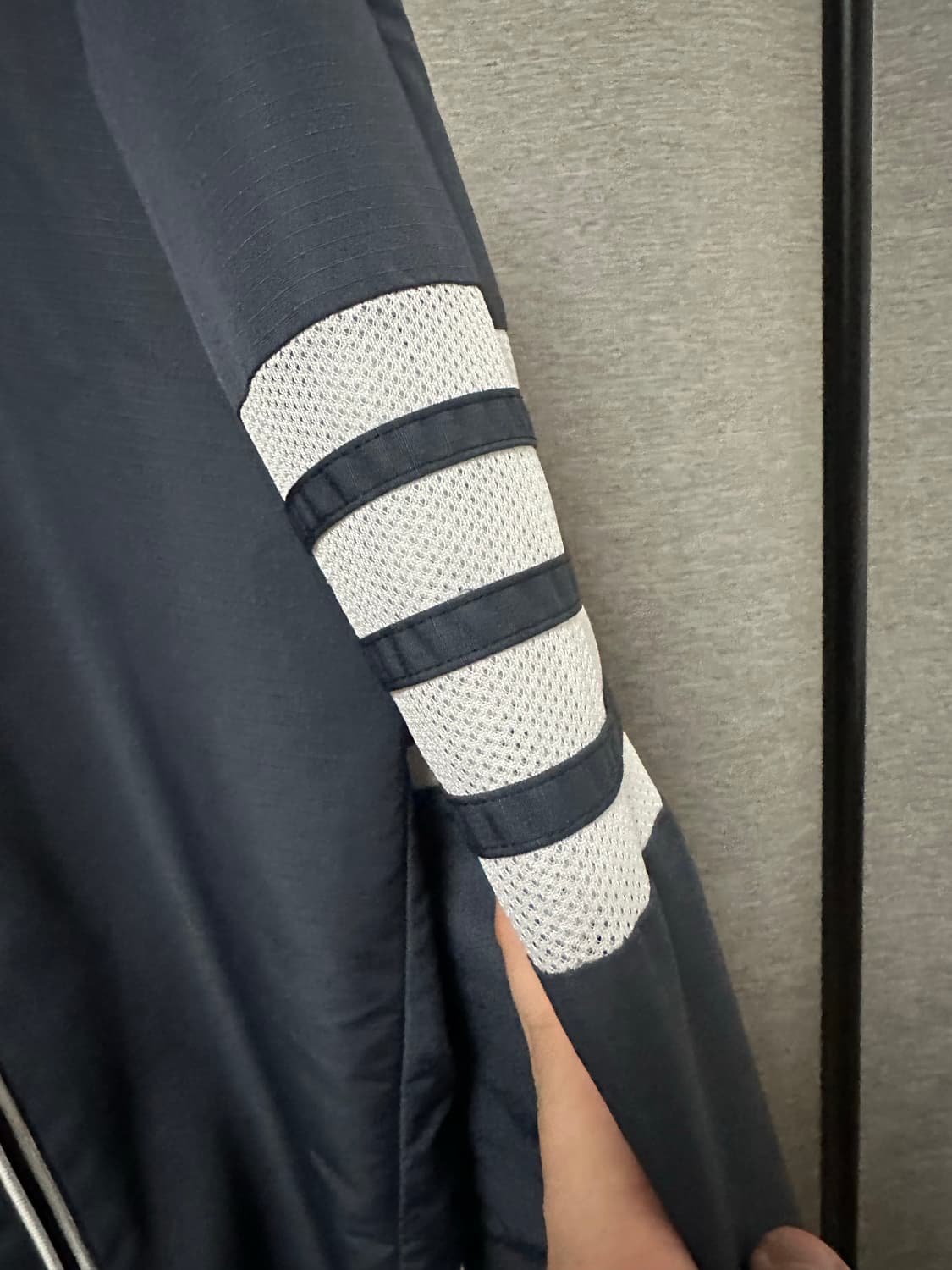 톰브라운 립스탑 4선 매쉬 바람막이 (5) 상품이미지4