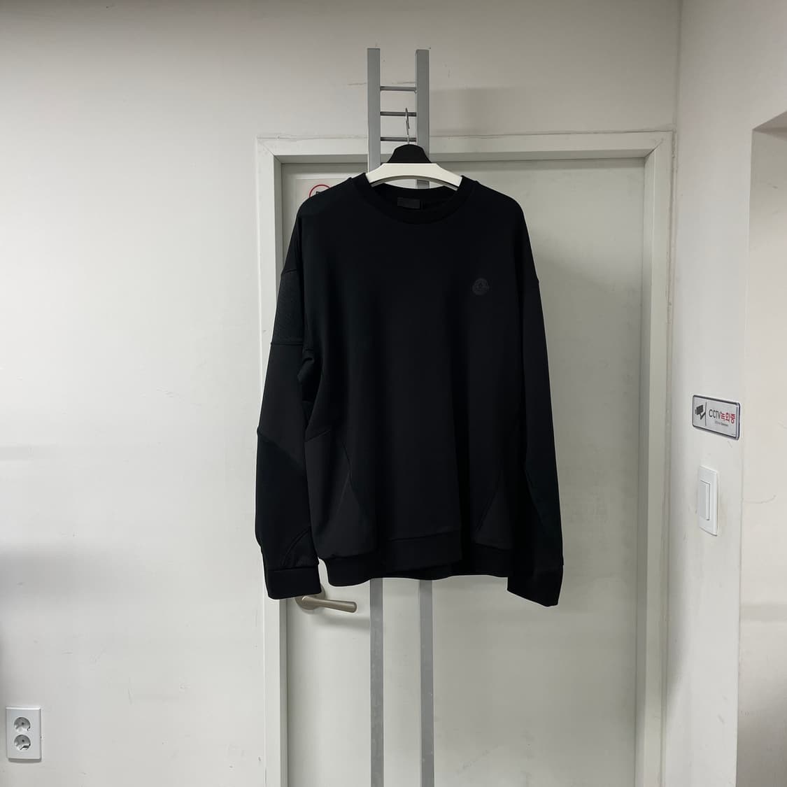 몽클레어 블랙 맨투맨 XXL 상품이미지1