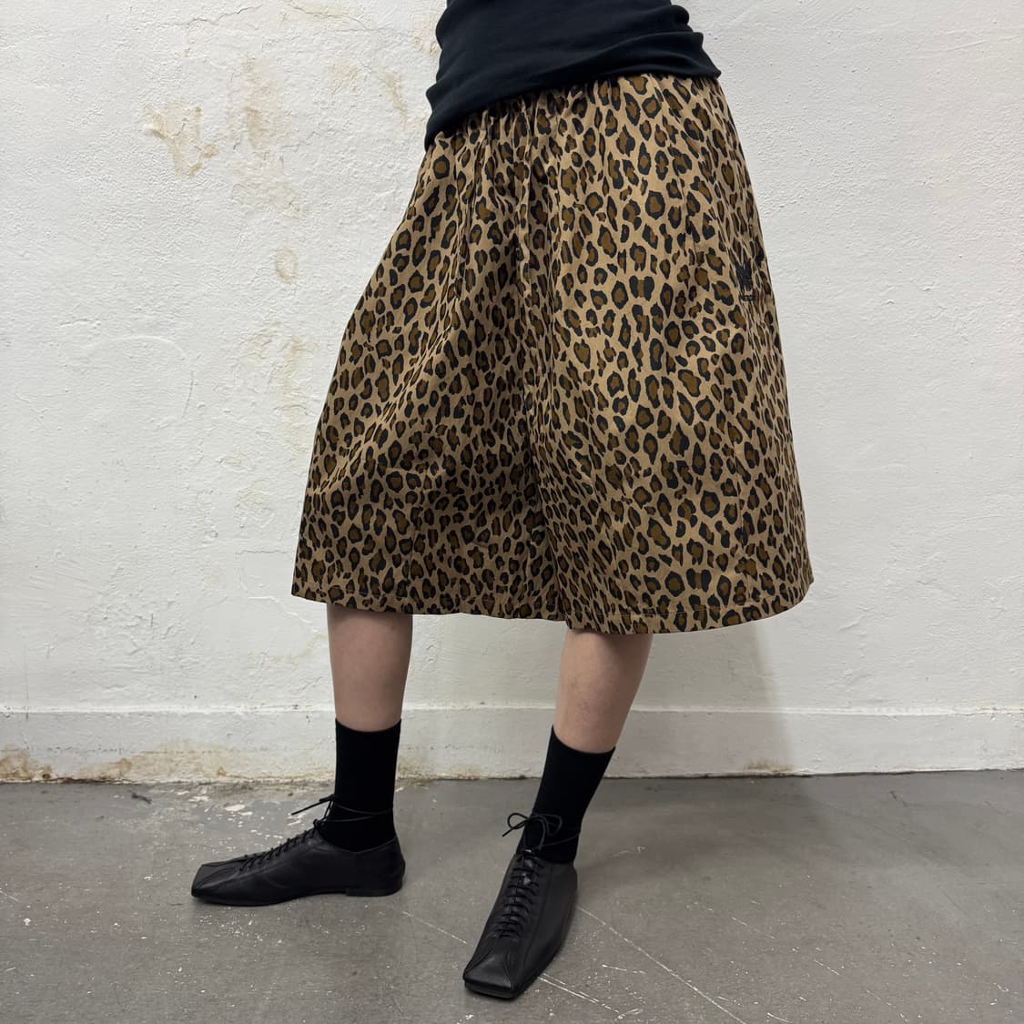 니들스 x KEBOZ 브라운컬러 레오파드 패턴 파피용 로고 버뮤다 쇼츠 상품이미지2