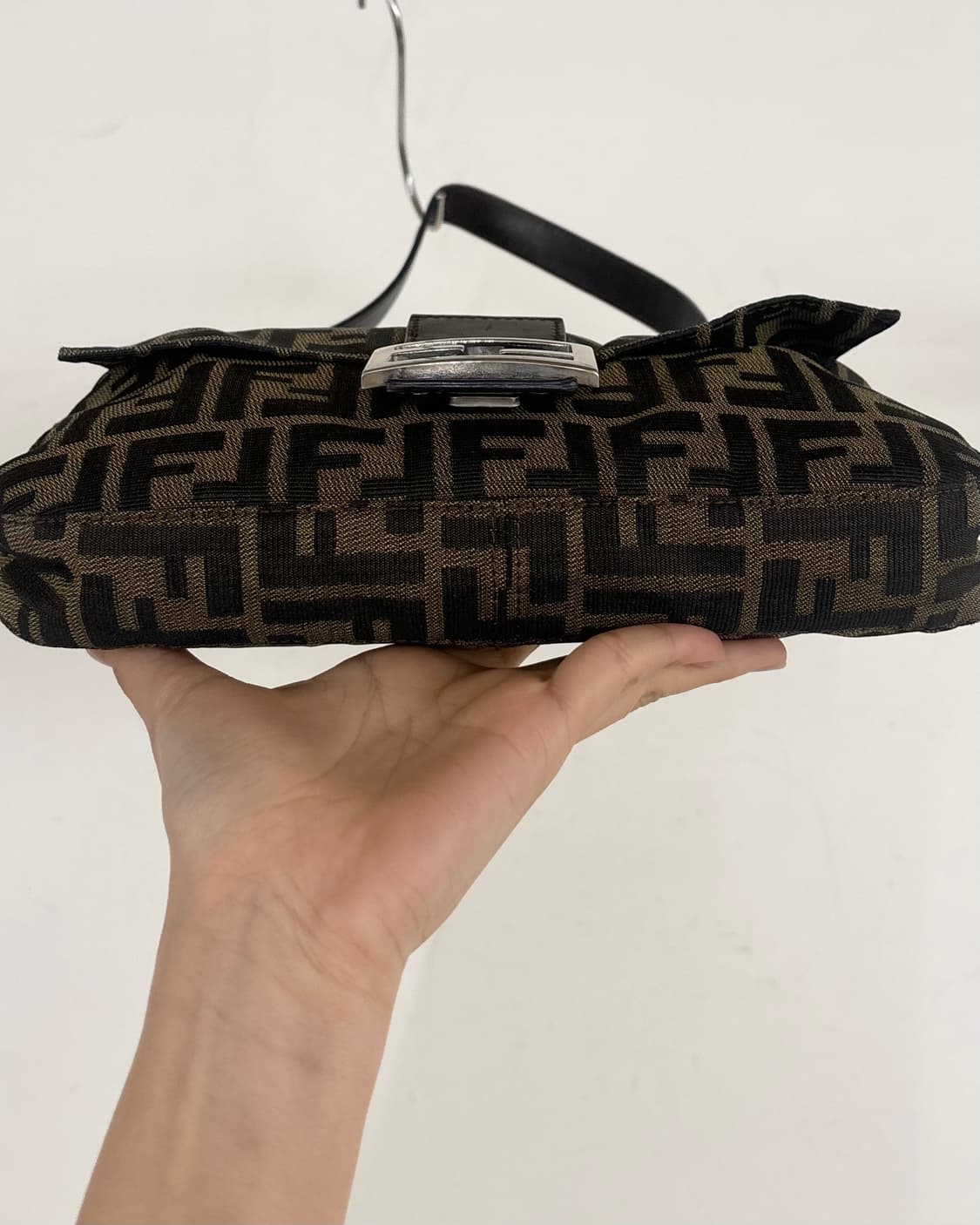 펜디 브라운 주카 패턴 바게트 숄더백 상품이미지6