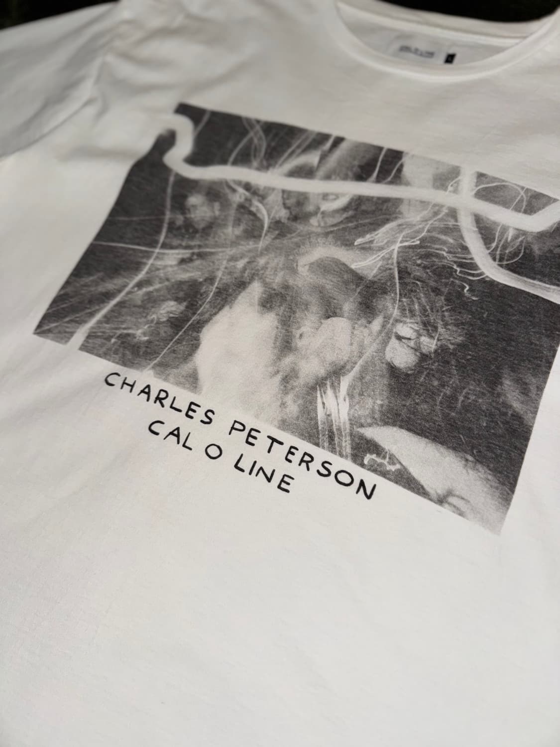 [L] CAR O LINE 칼오라인 X 찰스 피터슨 포토 티셔츠 화이트 상품이미지2