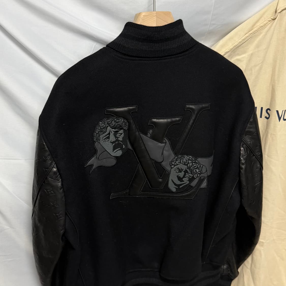 [미사용/50] 루이비통 엠보스 모노그램 레더 바시티 블루종 자켓 상품이미지5