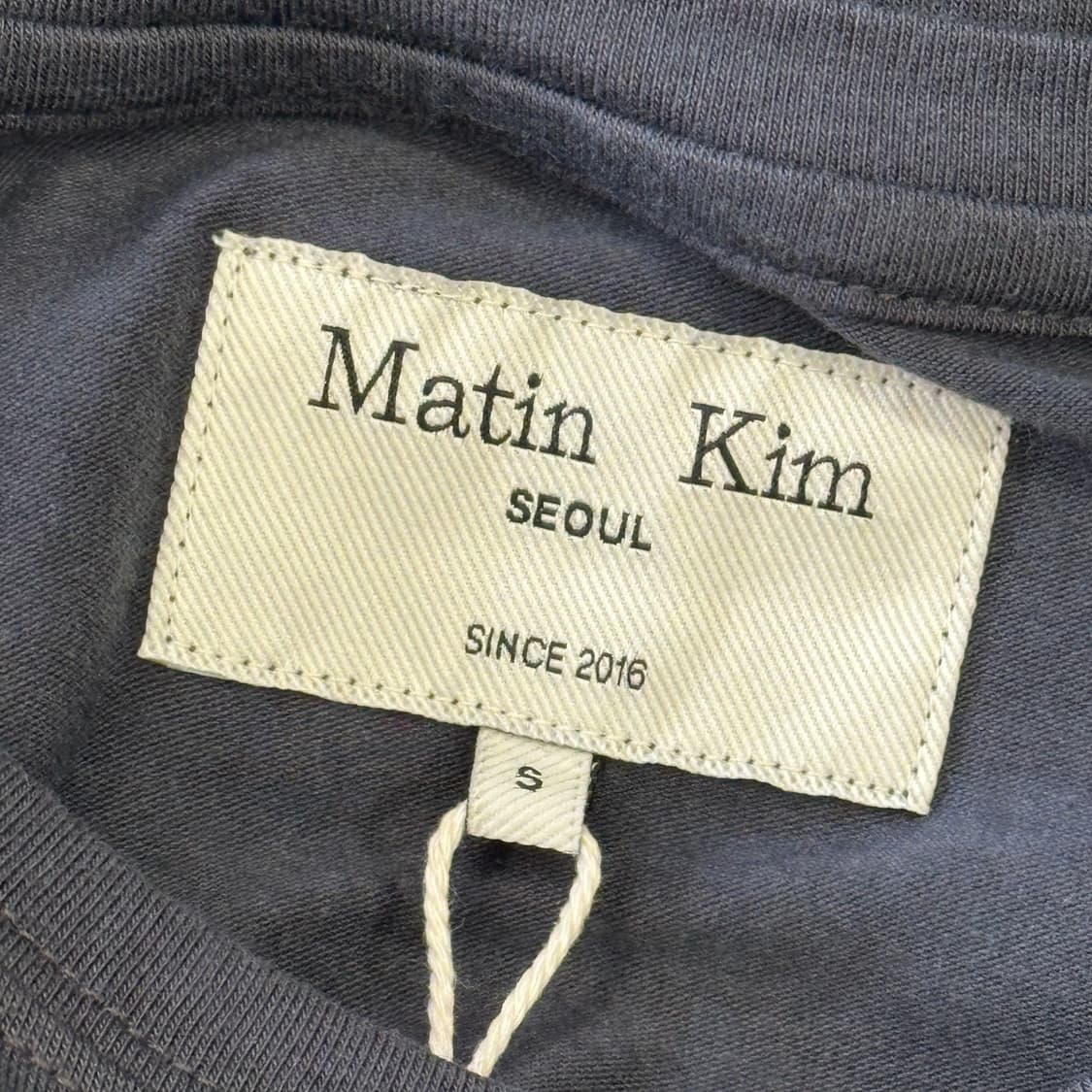 S 새상품 마뗑킴 여성용 피그먼트 로고 챠콜 크롭 반팔티 상품이미지4