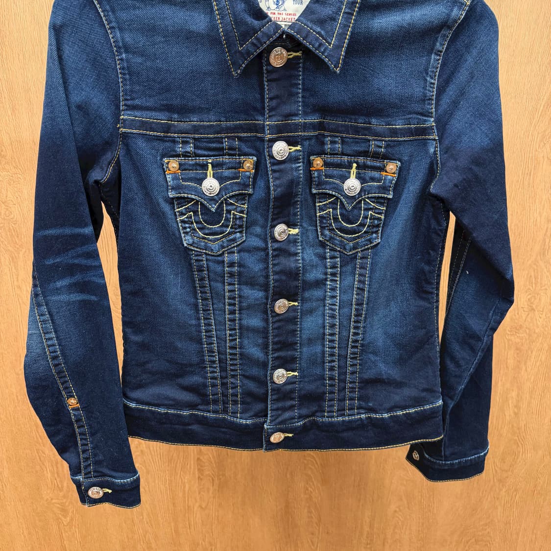 트루릴리전 데님 자켓 로고 패치 버튼 스트랩 디테일 슬림핏 블루 상품이미지5