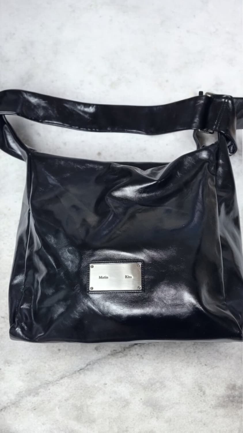 마틴킴(Matin Kim) 시그니처 로고 플레이트 가방 블랙 상품이미지1
