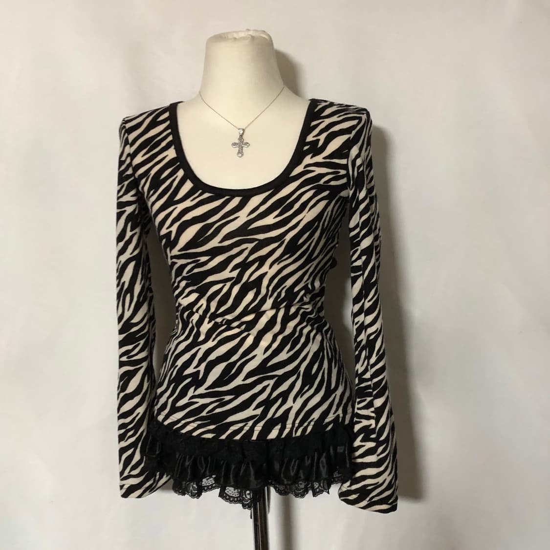 지브라 백 오픈 셔링 탑 블랙 화이트 상품이미지5