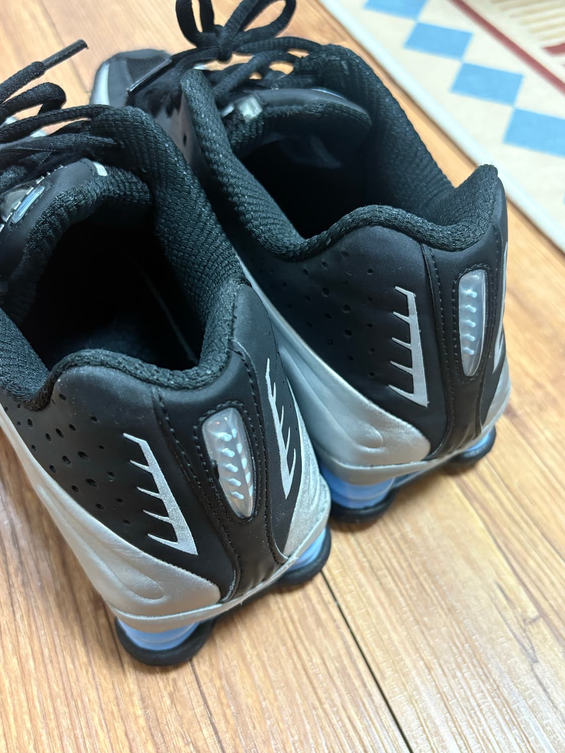 나이키 샥스 R4 메탈릭 실버 블랙 상품이미지5