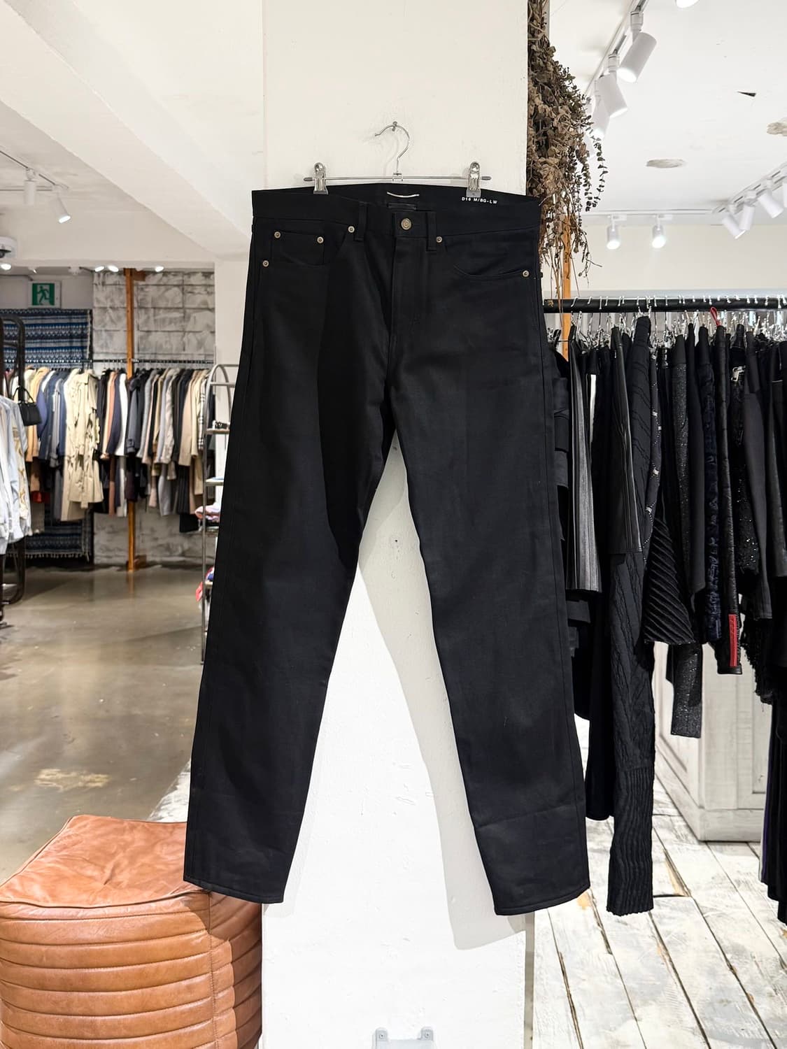 생로랑 블랙 스트레이트핏 데님 팬츠 상품이미지1