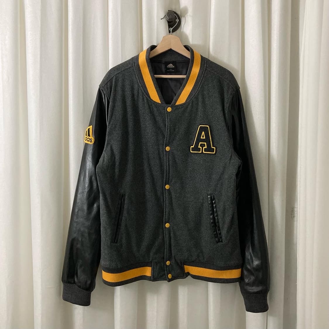 아디다스 그레이 옐로우 배색 바시티 자켓 상품이미지1