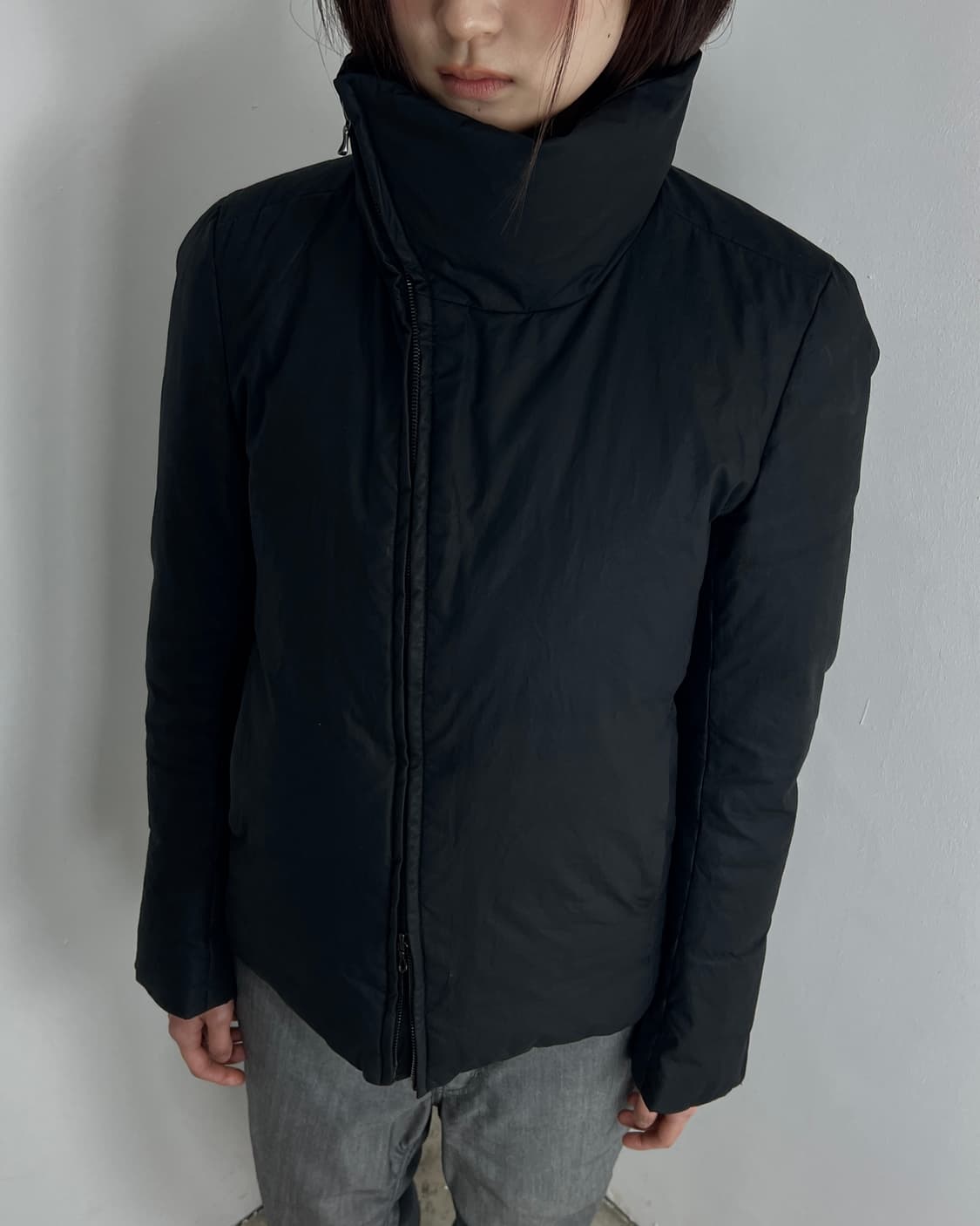 카즈유키 쿠마가이 어태치먼트 비대칭 하이넥 다운 자켓 상품이미지2