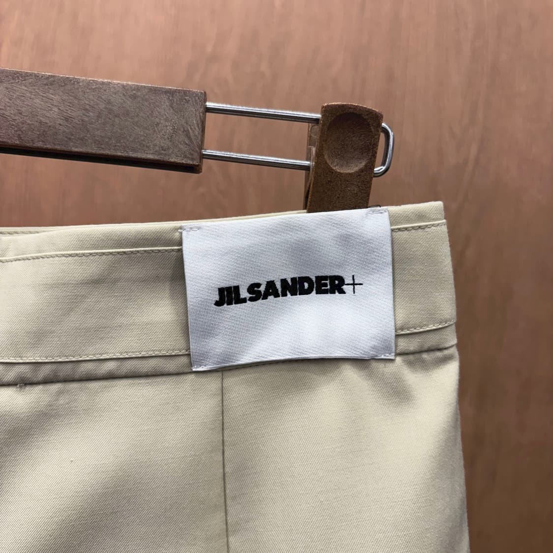 질샌더 반바지 밑단 롤업 후면 로고 라벨 디테일 레귤러핏 베이지 상품이미지6