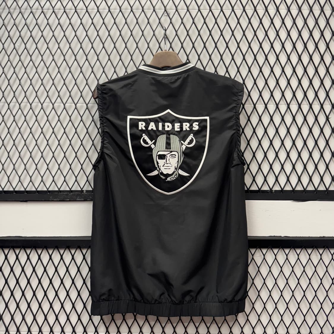 NFL X 레이더스 나일론 조끼 전후면 팀로고 포인트 블랙 상품이미지2