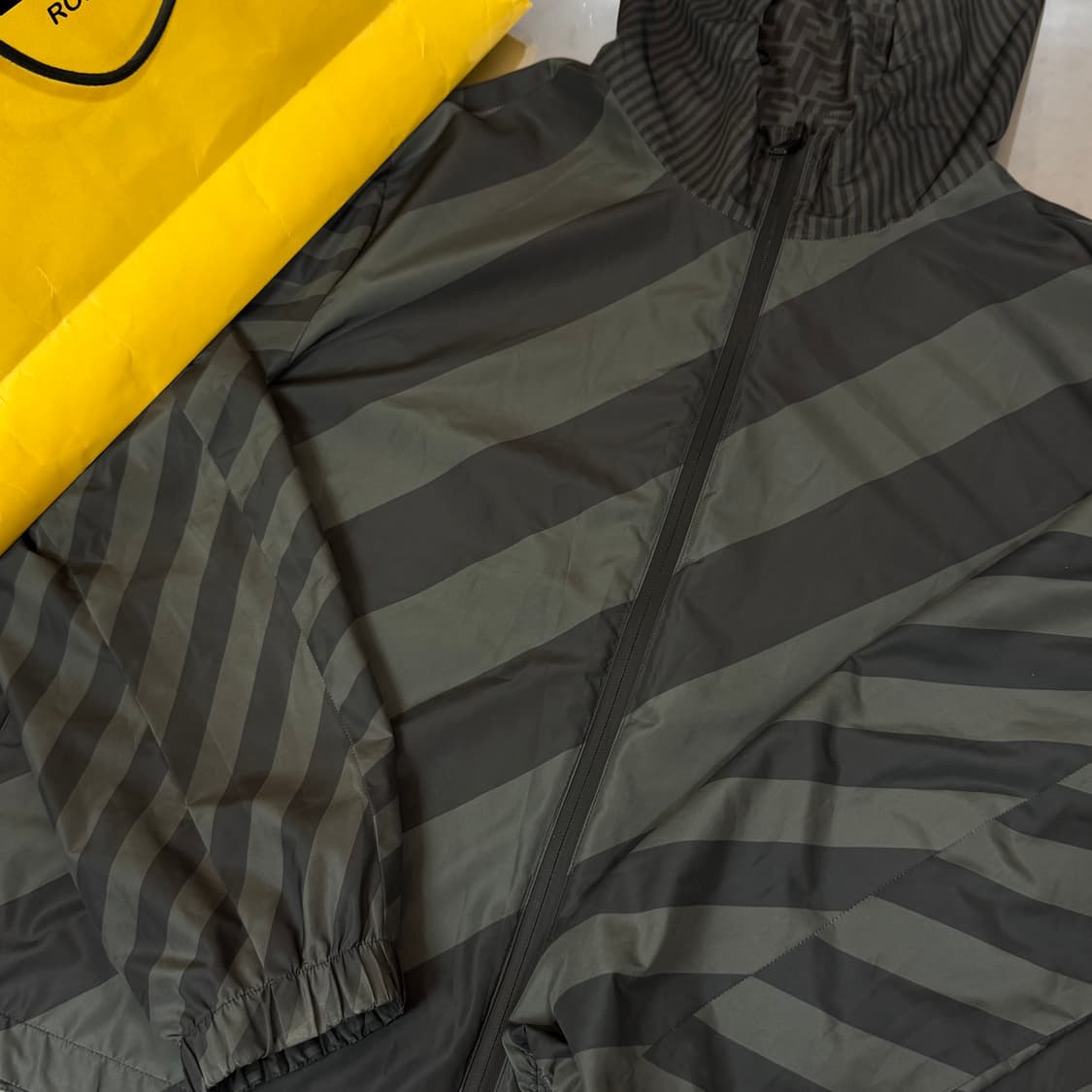 [리오브] 펜디 FF 리버서블 나일론 바람막이 자켓 상품이미지3