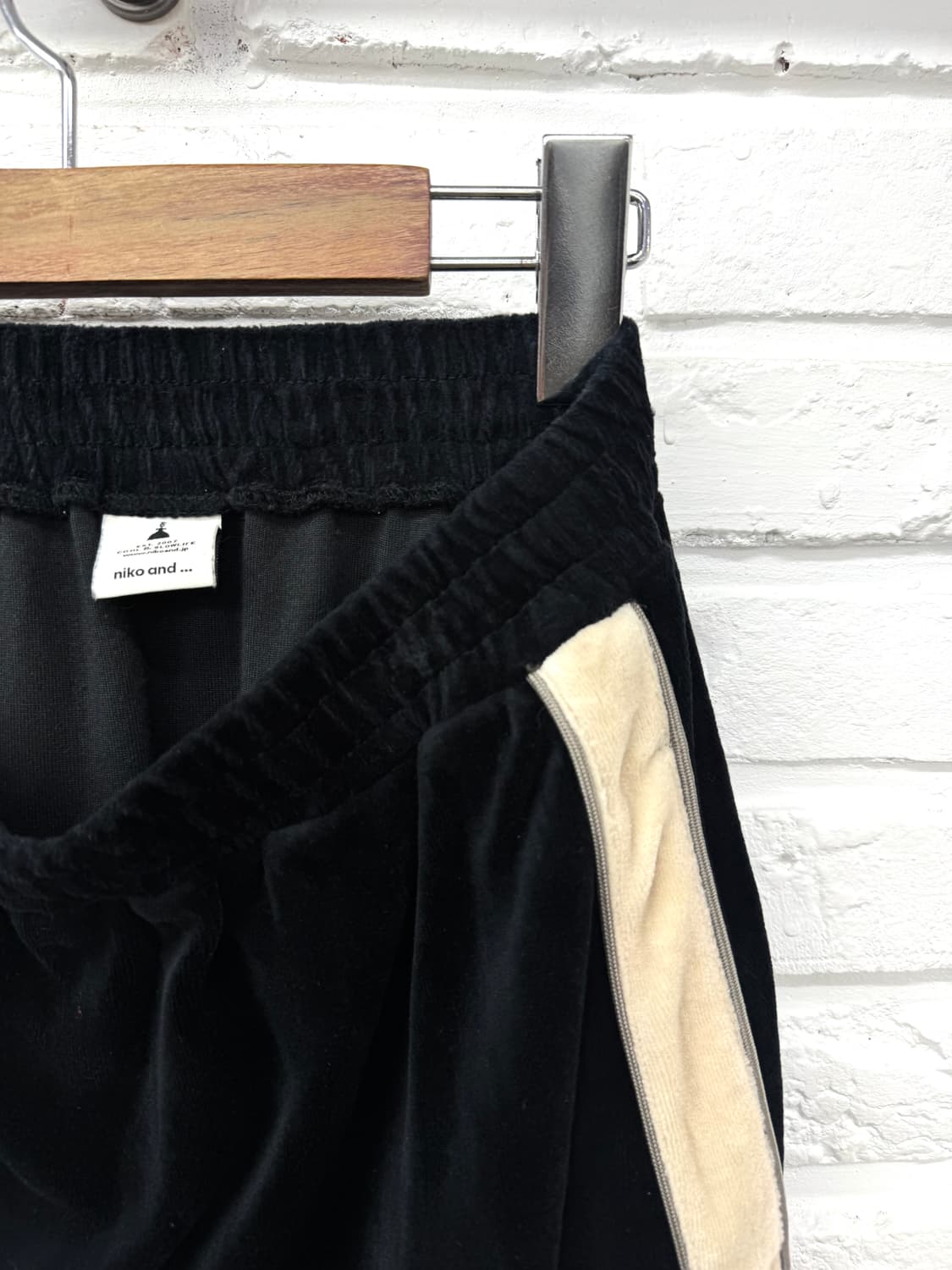 니코엔드 블랙 벨벳 롱스커트 상품이미지4