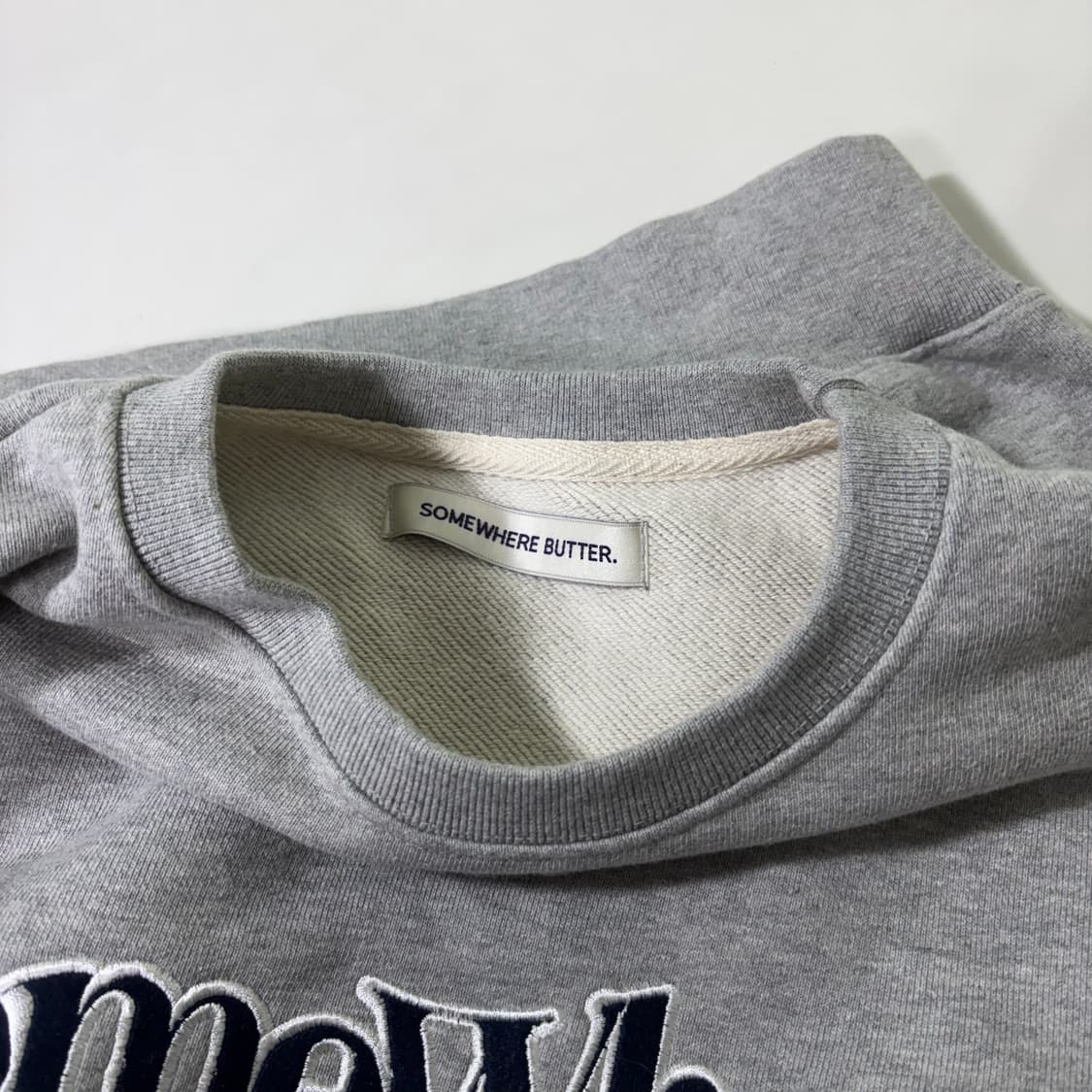 우먼FREE 썸웨어버터 그레이 뉴웨이브로고 맨투맨 상품이미지3