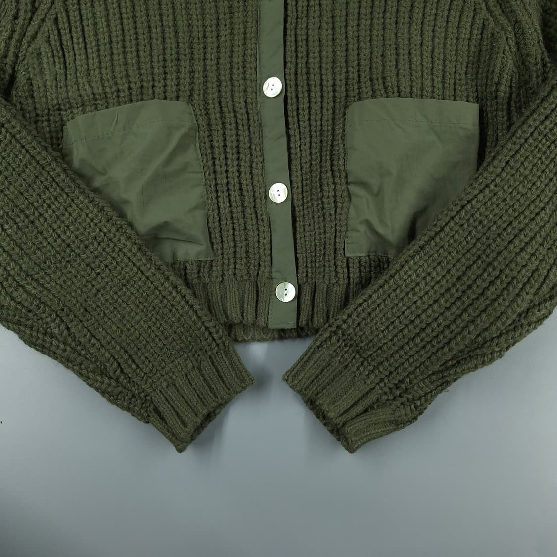 자라 카키 톤톤 뜨개짜임 아메카지 라운드넥 크롭 버튼 니트 가디건 상품이미지5