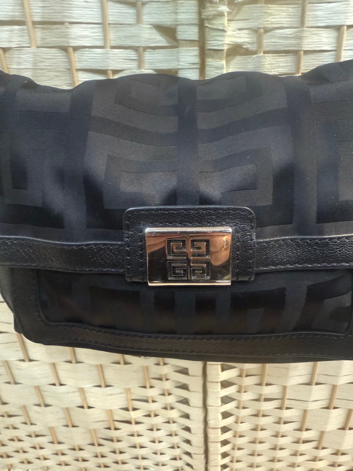 정품 지방시 시그니처 크로스백 팝니다 상품이미지2