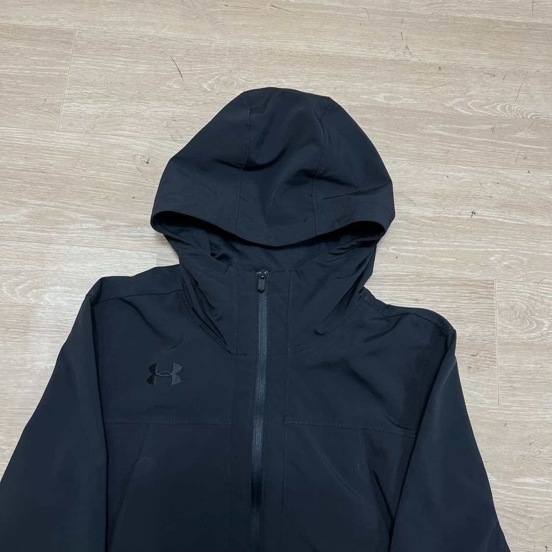 언더아머 여성 핏티드 로고 포인트 바람막이 자켓 [블랙] L/100 상품이미지2