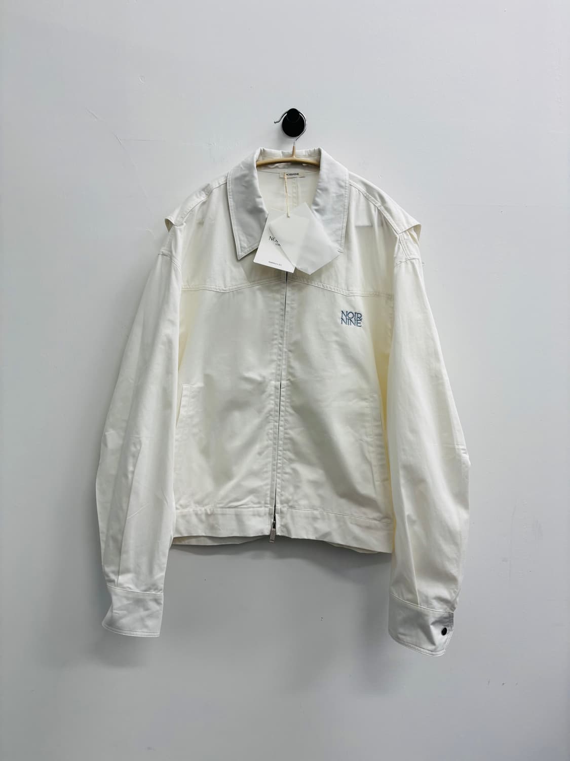 NOIRNINE(누아나인) 로고 자수 지퍼 블루종 자켓 상품이미지1