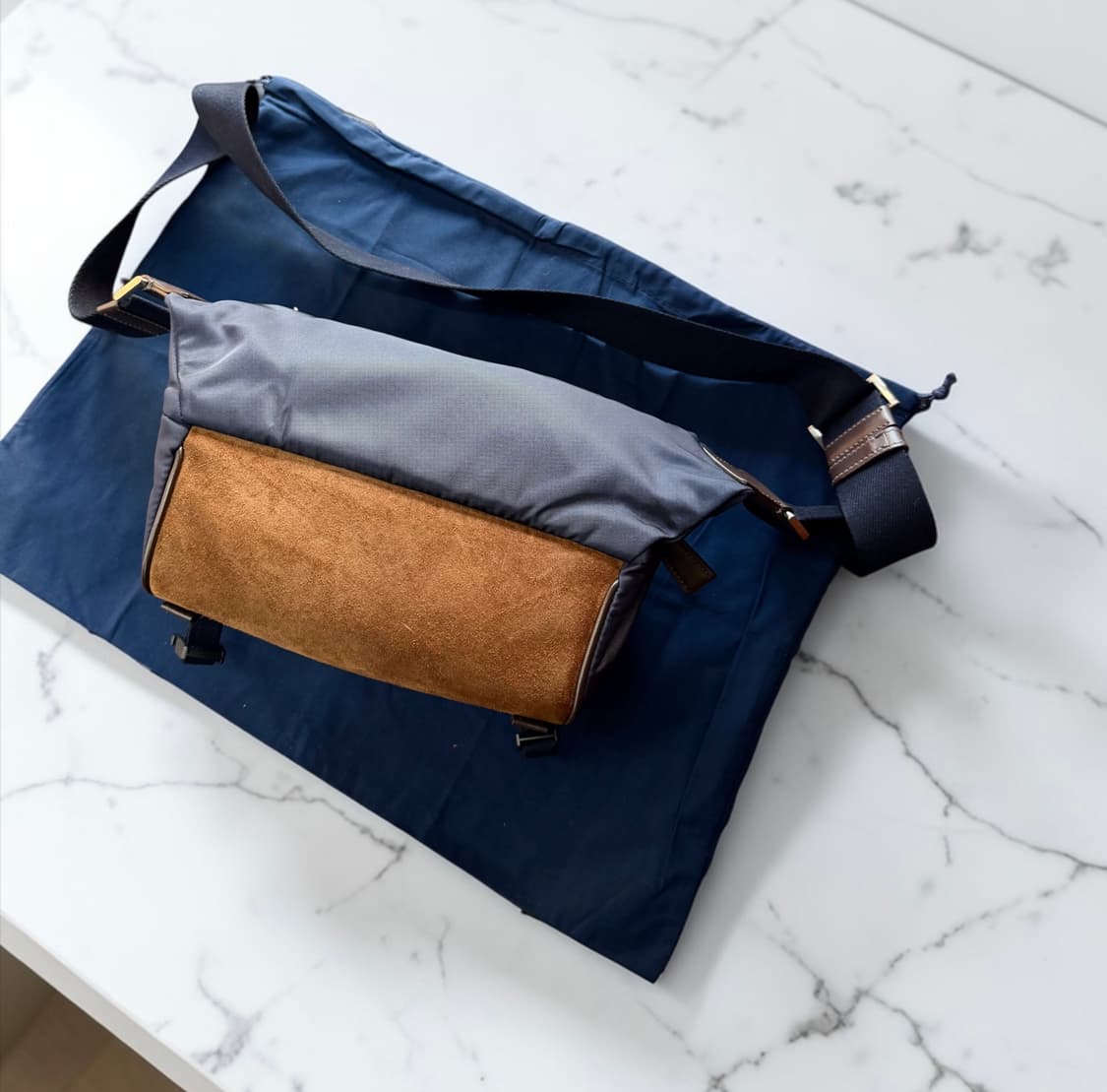 프라다 2026시즌 리나일론 스웨이드 숄더백 상품이미지8