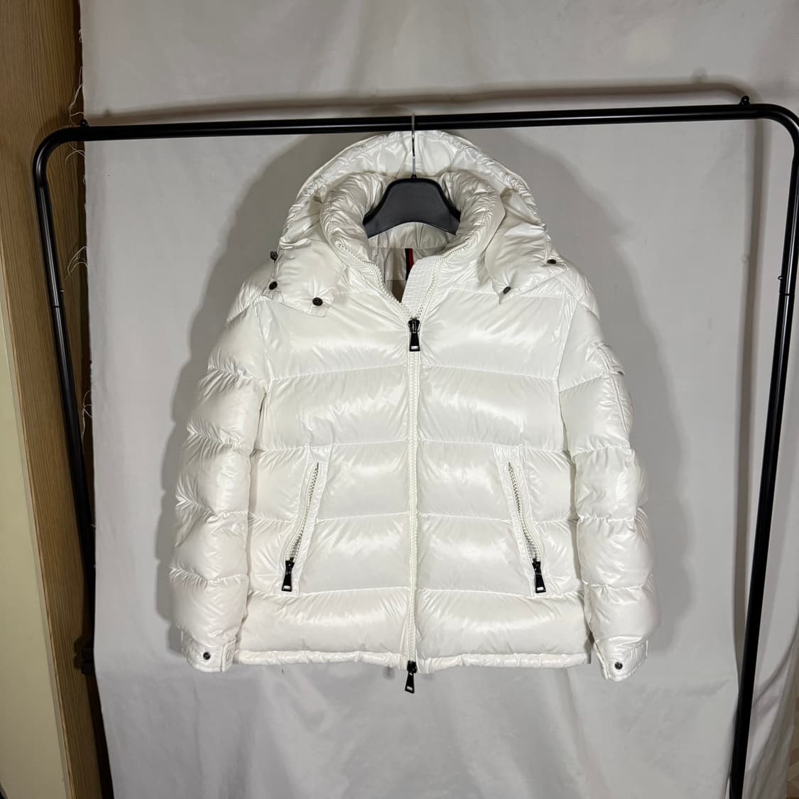 몽클레어 마야 패딩 쇼트 다운 자켓 오프 화이트 상품이미지2