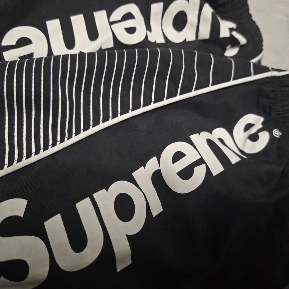 슈프림 x 엄브로 트랙팬츠 블랙 22ss 상품이미지4