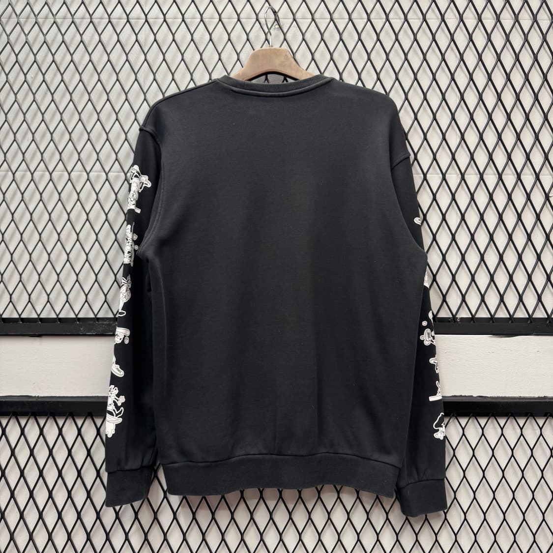 아디다스 X 디즈니 롱 슬리브 사이드 구피 프린팅 디테일 블랙 상품이미지2