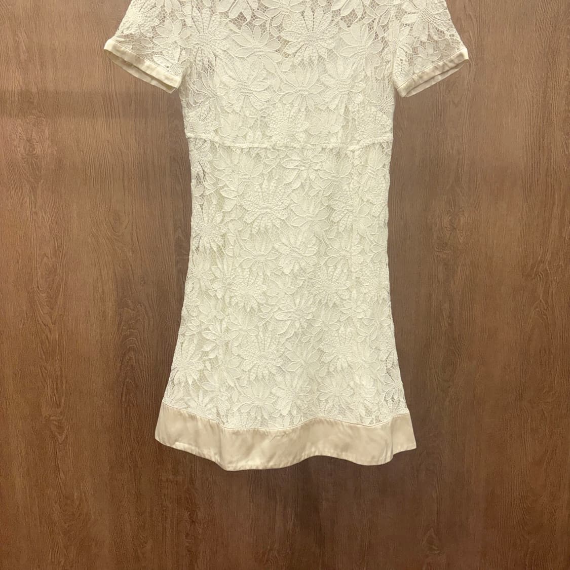 마크 제이콥스 미니 원피스 플라워 레이스 패턴 새틴 밑단 디테일 화이트 상품이미지5