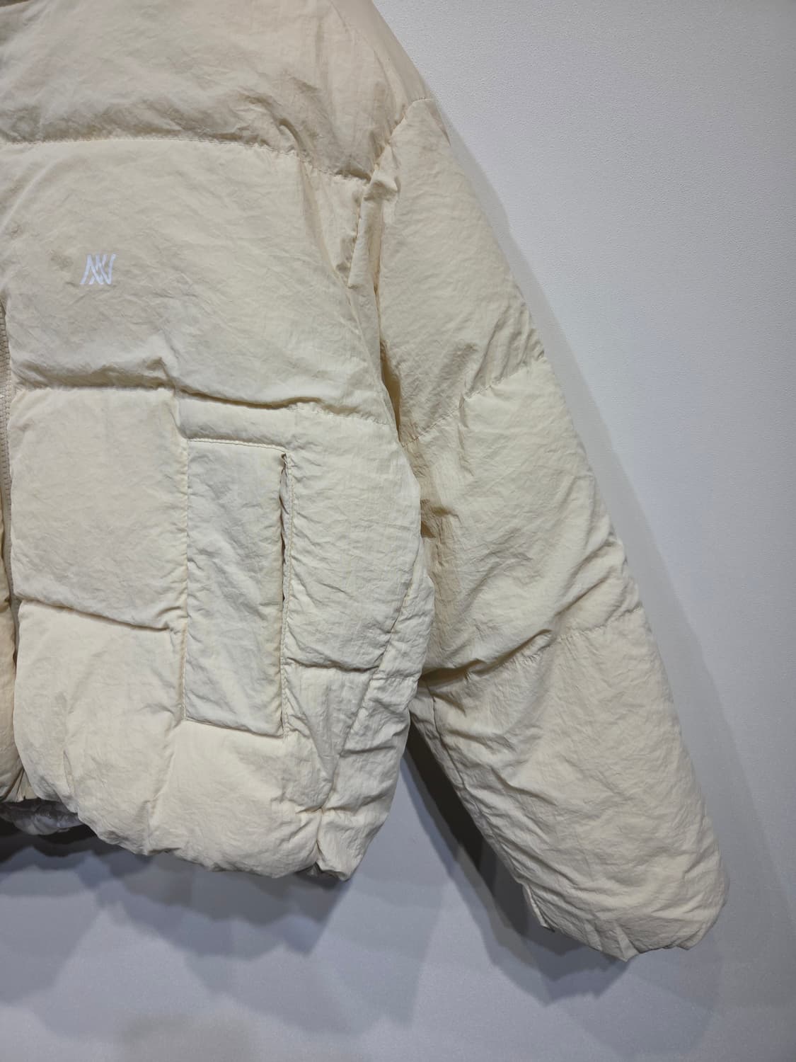 닉앤니콜 심볼 로고 하이넥 크롭 숏패딩 상품이미지5