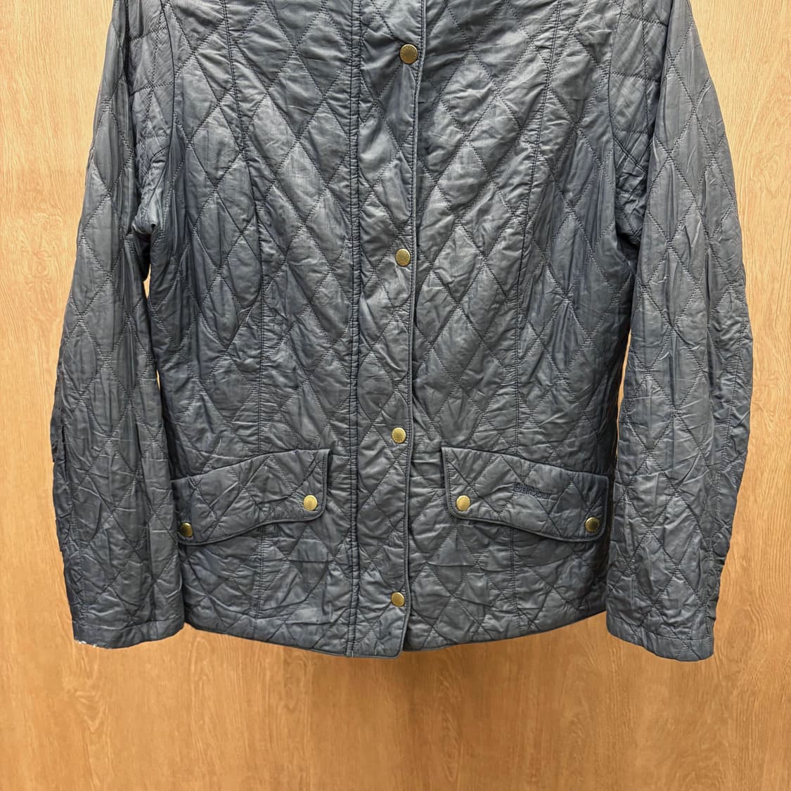 바버 퀄팅 자켓 스탠드 카라 플랩 포켓 디테일 레귤러핏 그레이 상품이미지5