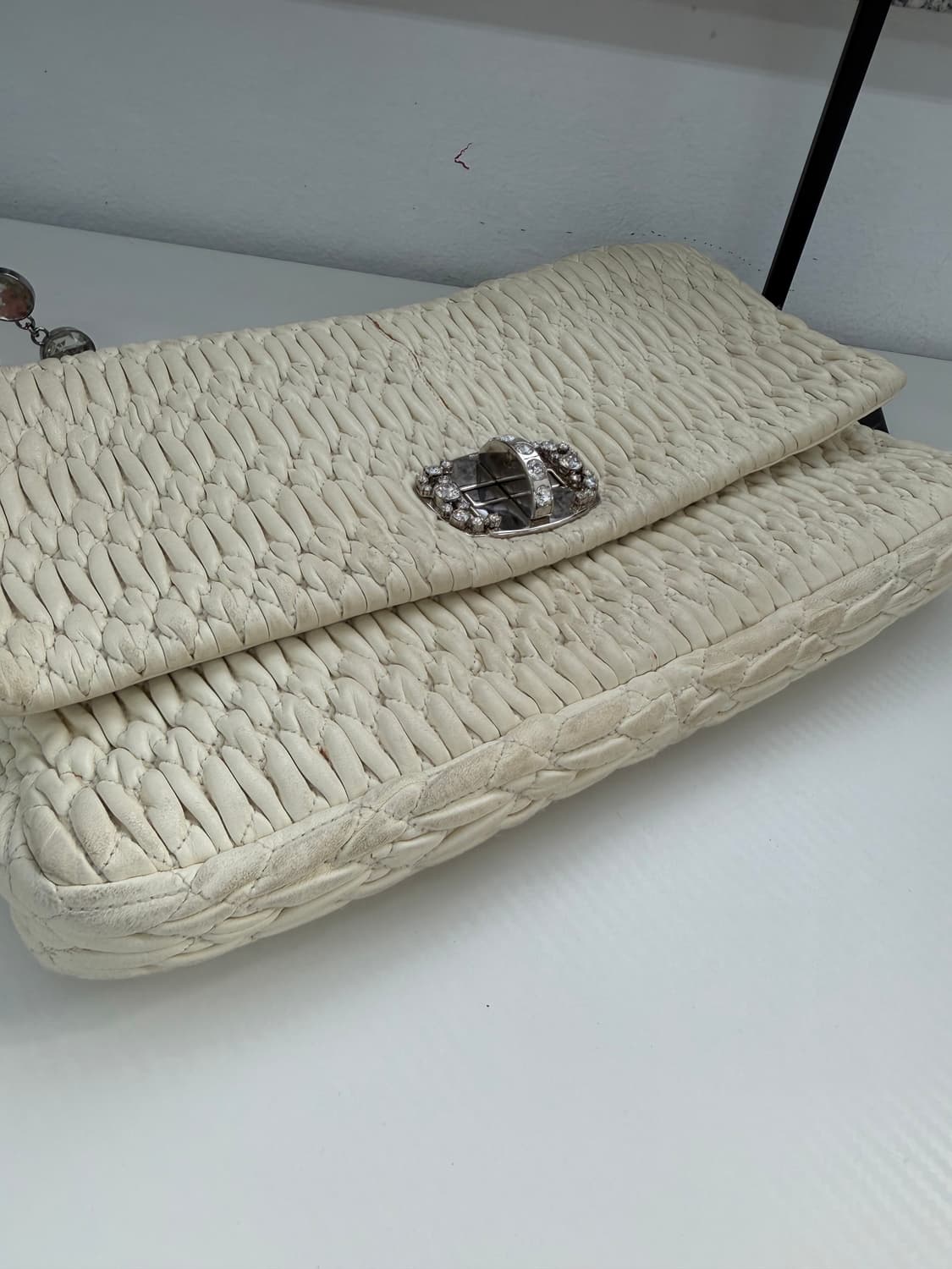 정품) 미우미우 크리스탈 마테라쎄 나파가죽 숄더백 상품이미지4