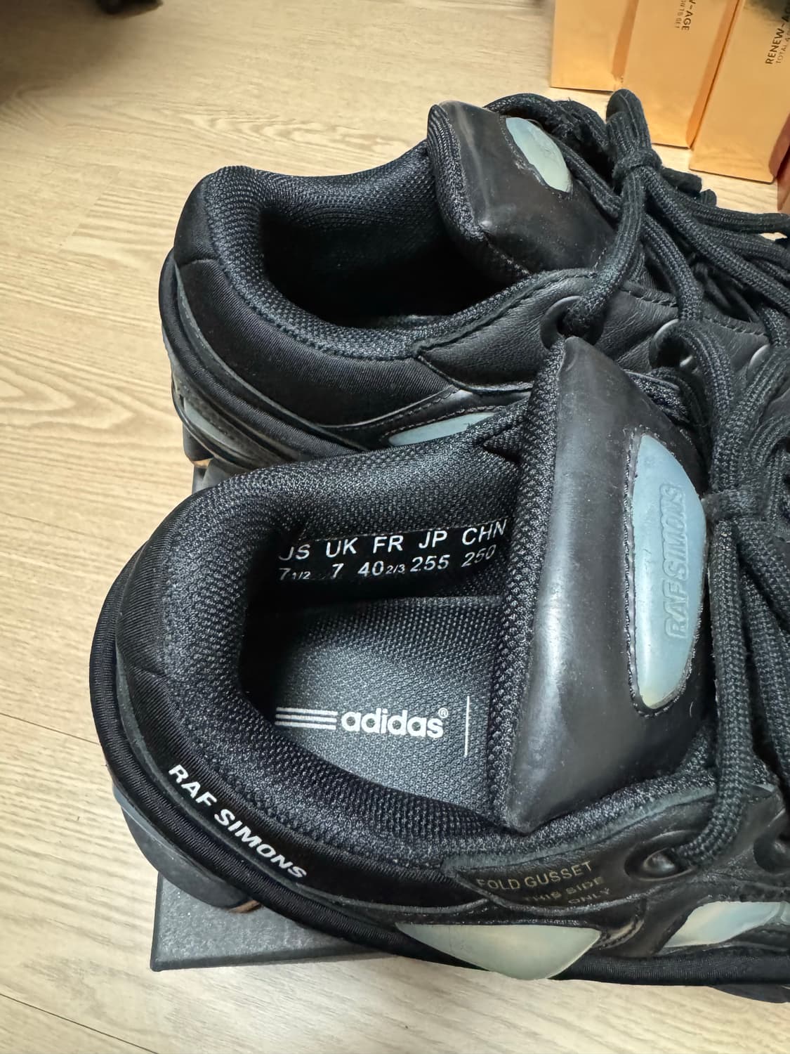 라프시몬스 아디다스 오즈위고 250 팝니다. 상품이미지7