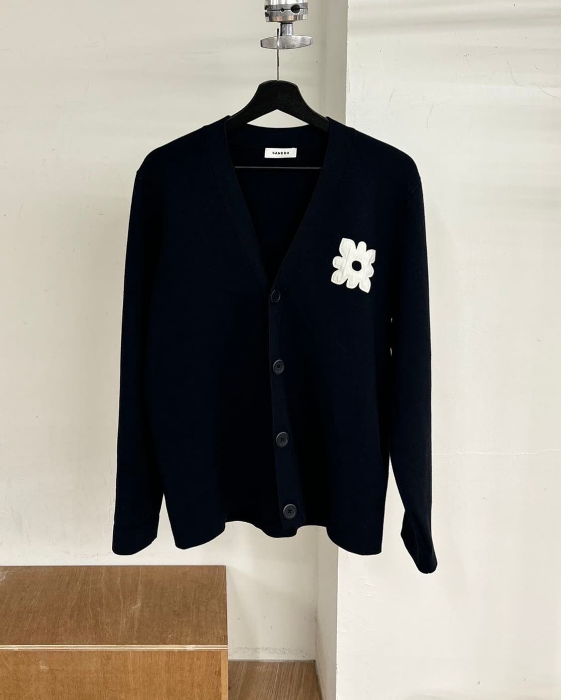산드로 네이비 블루 플라워 패치 가디건 상품이미지1