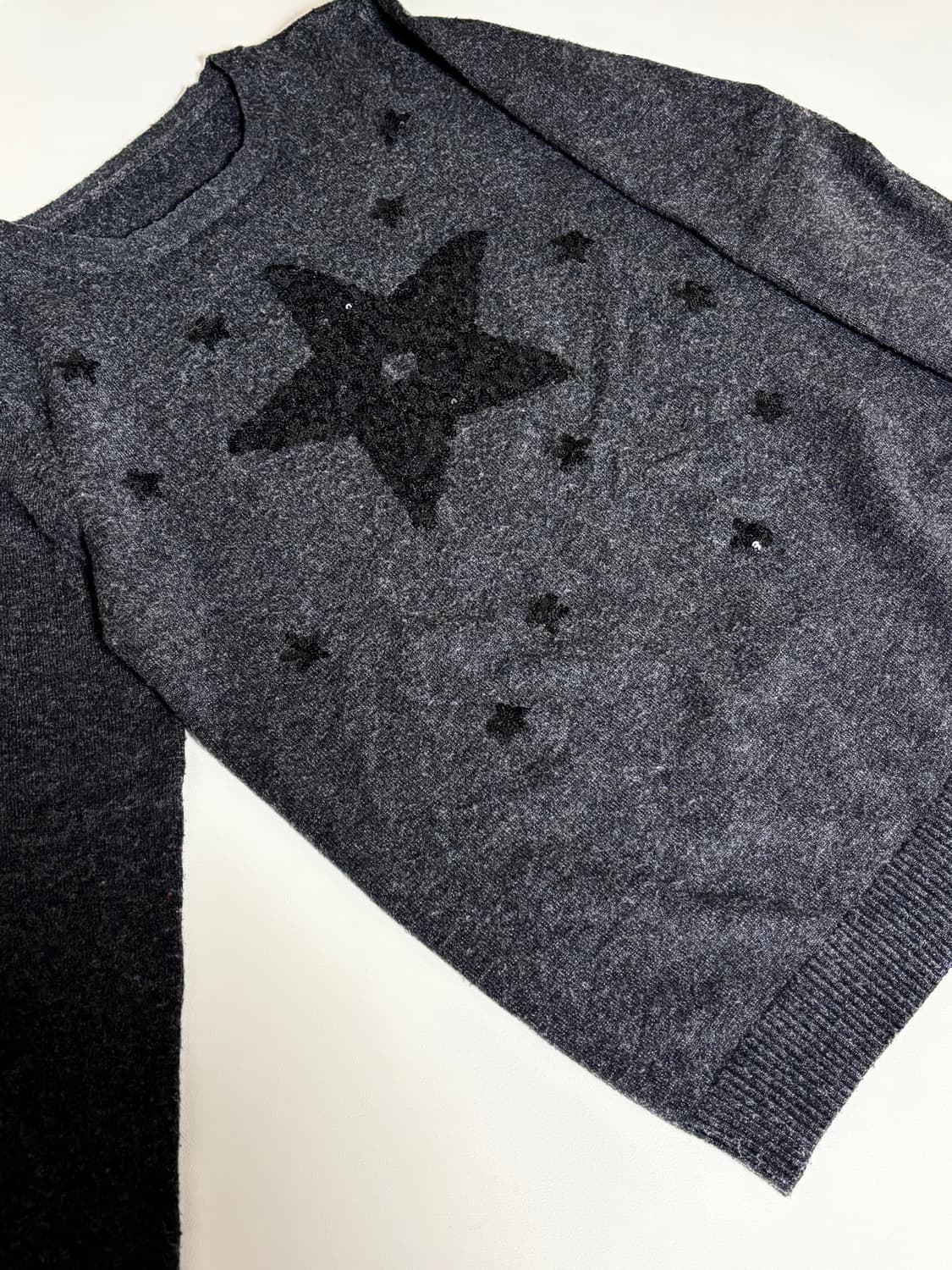 스팽글 별무늬 차콜 니트 상품이미지1