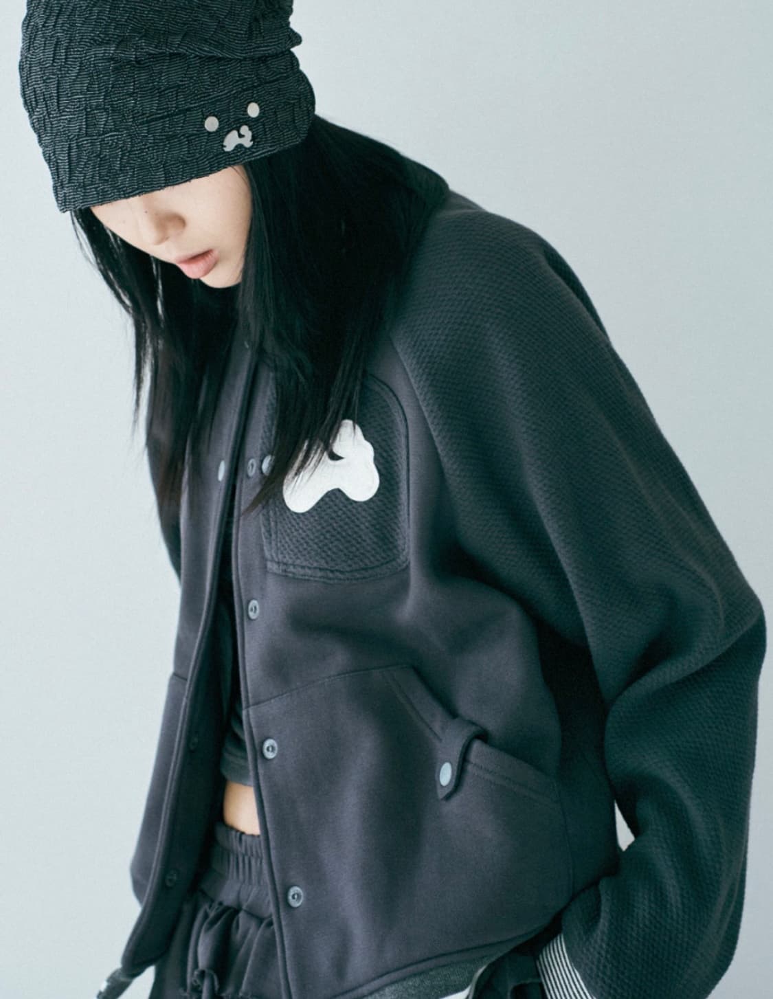 허그유어스킨 패치 바시티 자켓 (차콜) 상품이미지2