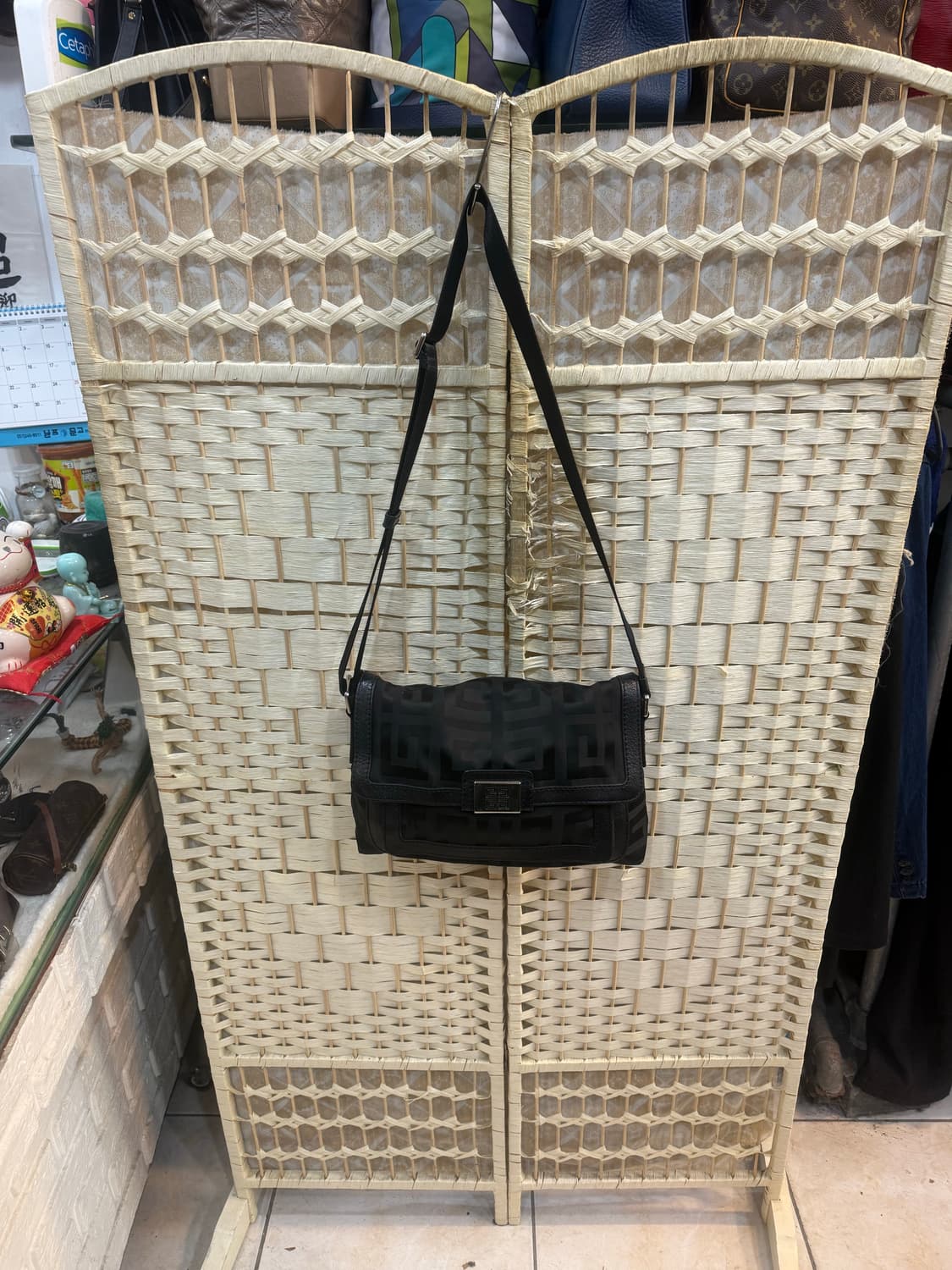 정품 지방시 시그니처 크로스백 팝니다 상품이미지1