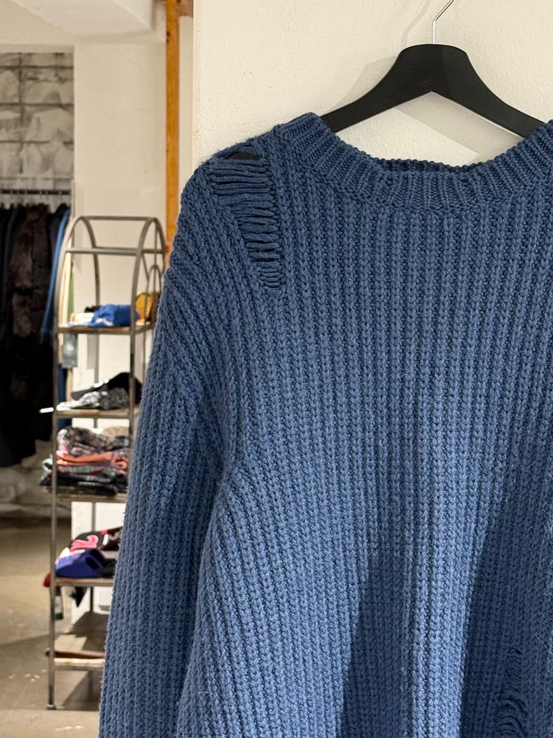 jw앤더슨 블루 알파카 울 데미지 니트 풀오버 상품이미지2