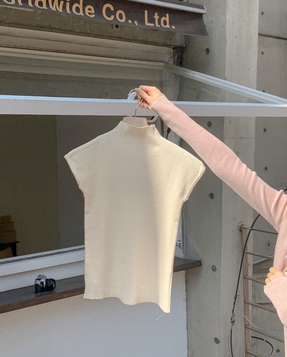 렌느에서 구매한 캡소매 니트 연베이지컬러 상품이미지4