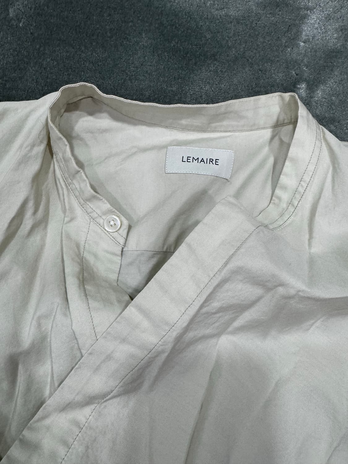 르메르 랩오버 셔츠 라이트 세이지 색상 상품이미지4